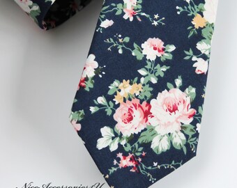 Marineblauwe en roze gebloemde stropdas voor heren. Marineblauwe skinny/smalle/gewone stropdas voor bruiloften. Stropdassen voor bruidegoms en bruidsjonkers.