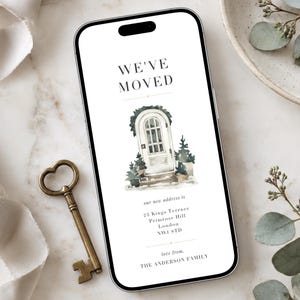 Peut inclure: Un écran de smartphone affichant une carte d'annonce de déménagement avec le texte WE'VE MOVED, une illustration d'une porte blanche arquée avec de la verdure, et l'adresse 23 Kings Terrace, Primrose Hill, London, NW1 8TD, signée The Anderson Family.