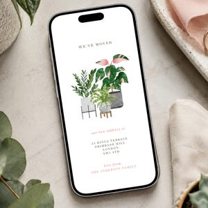 Puede incluir: Un teléfono inteligente que muestra una tarjeta digital de anuncio de mudanza con ilustraciones en acuarela de tres plantas en macetas. El texto dice WE'VE MOVED, our new address is 23 KINGS TERRACE PRIMROSE HILL LONDON NW1 5TD, y love from, THE ANDERSON FAMILY.