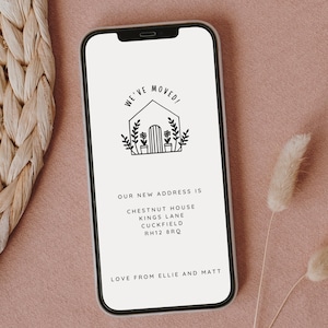 Puede incluir: Un smartphone muestra un anuncio digital de mudanza. El texto "WE'VE MOVED!" está sobre una ilustración de una casa, seguido de la nueva dirección y "LOVE FROM ELLIE AND MATT". El teléfono está sobre un fondo rosa.