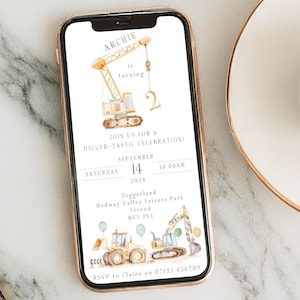 Könnte beinhalten: Ein Smartphone zeigt eine Geburtstagseinladung mit einem Baustellen-Thema. Die Einladung zeigt eine gelbe Kran- und Bagger-Illustration mit dem Text "Archie wird 2". Sie enthält Datum, Uhrzeit und Ort der Party.