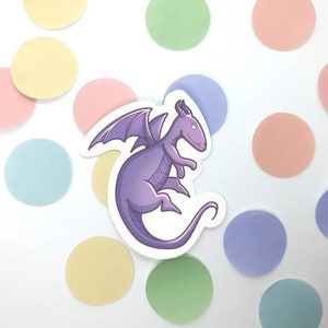 Süßer Lila Drache 3" Matte Vinyl Sticker - Laptop, Macbook Decal, Fantasy Kreatur, Baby Tier, Kawaii Softgirl, Wasserfest