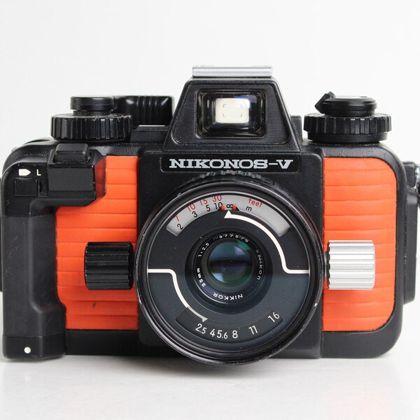 Nikon NIKONOS V Underwater 35mm Film Camera with f2.5 35mm Nikkor Lens - Works!