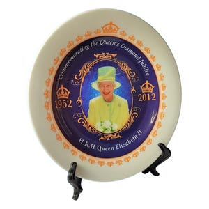 Queen Elizabeth II Diamond Jubilee Decorative Display Plate 2012 - Includes Plate Stand and Original Box