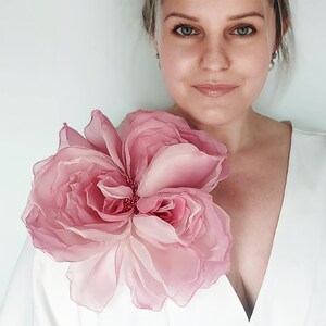 Broche de flor grande, flor rosa y beige, broche de ramillete grande, flor grande, rosa grande, prendedor de flor grande.