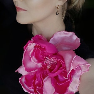Grote felroze bloem, grote bloemenbroche, mooie speld, roze accessoirebloem, grote stoffen bloem, zeer grote broche, grootschalige bloem
