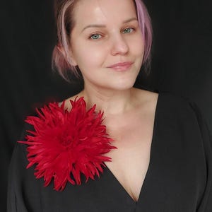 Reuze Rode Chrysant Broche Grote Satijnen Bloem Statement Gala Bruiloft Corsage 17 cm Rood