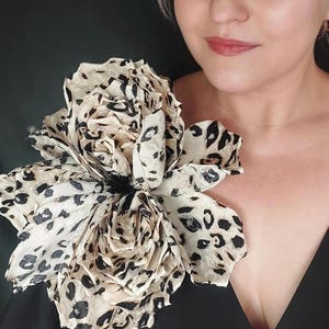 Broche de rosa de satén con estampado de leopardo de gran tamaño, broche de flor llamativo (25 cm)