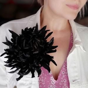 Grote Zwarte Chrysant Broche 7 inch Satijn Stoffen Bloem Pin Statement Goth Accessoire