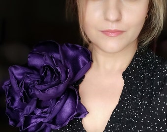 Maxi Flor de Hombro Violeta Real — Broche de Satén Escultural XXL Peonía 20-25 cm