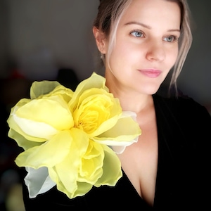 Broche amarillo grande, flor amarilla grande, flor grande, flor de tela clara, rosa de los deseos grande, broche de peonía grande, alfiler de tela,