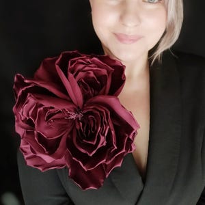 Riesige Bordeaux Satin Blume Brosche XXL Statement Ansteckblume Hochzeit Gala 20 oder 25 cm
