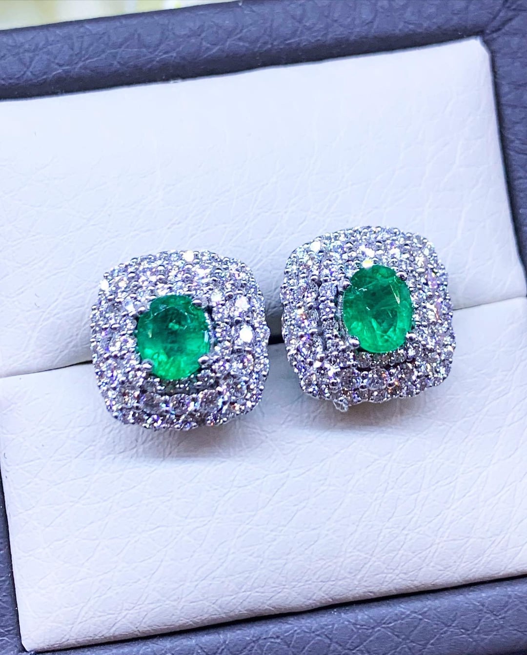 CHIC Oval Emerald VS Diamonds in 18K Solid White Gold