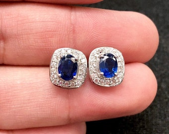 Brincos de pino artesanais ROYAL com safira azul de 2,35 quilates e diamantes em ouro branco maciço 18K, com certificação natural, perfeitos para um casamento com tema azul.