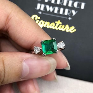 THREE-STONE 2.24TCW Vivid Emerald 2 pear Diamonds In 18K Solid WHITE Gold Handmade Ring engagement wedding fancy colombian zambian simple
