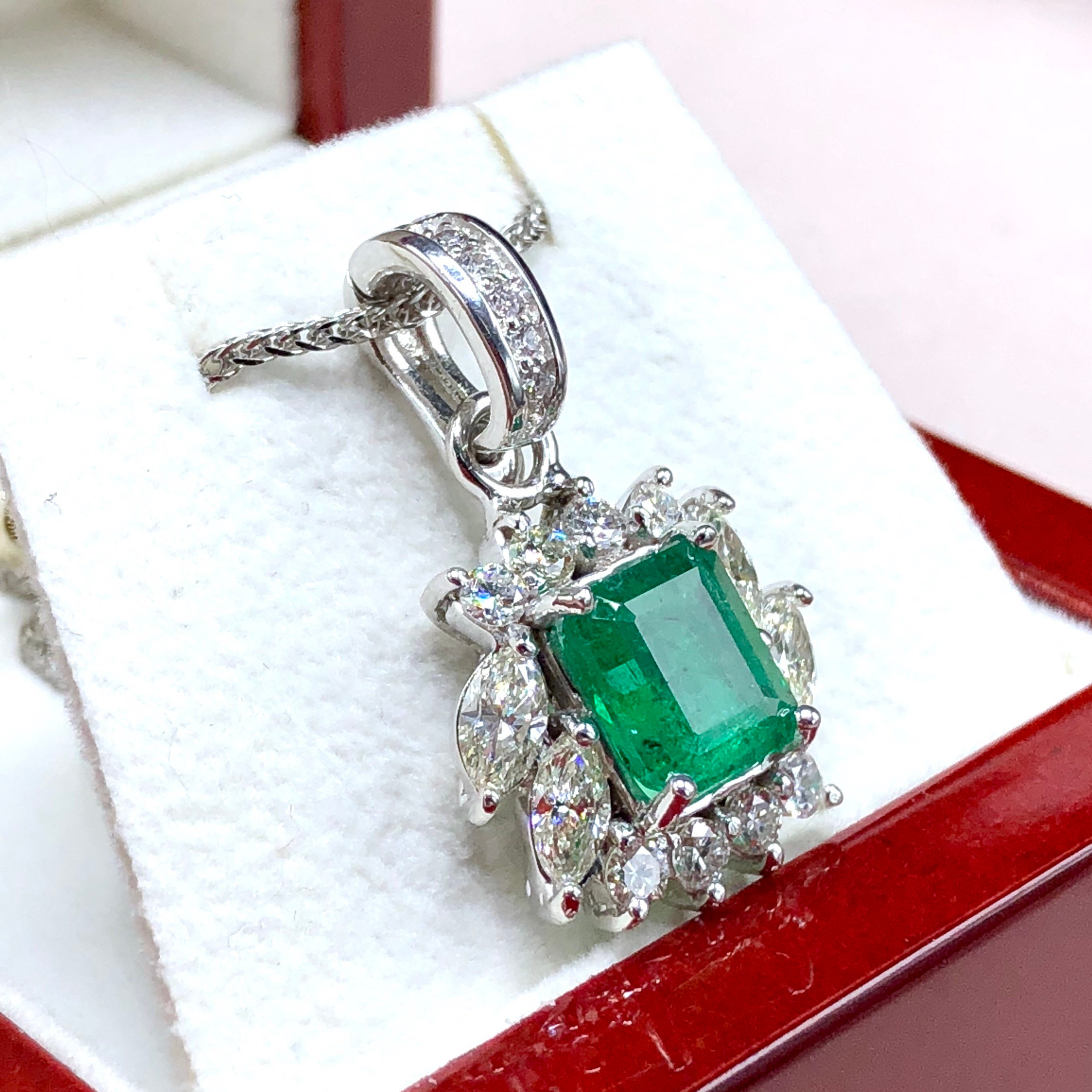 SPARKLING! 3.59TCW Emerald & Diamond 18K Solid Gold Pendant