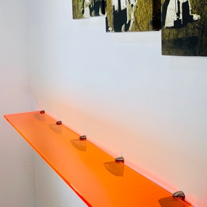 Planken van oranje perspex acryl voor interieur - inclusief muurklemmen - aangepaste formaten beschikbaar, 10 mm dik - met de hand gepolijst tot een hoge glans. Verenigd Koninkrijk