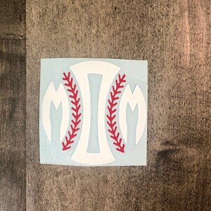 Pu&ograve; includere: Adesivo bianco a tema baseball con un design a cucitura rossa. L'adesivo presenta una lettera "I" bianca centrale affiancata da due cuciture di baseball stilizzate in rosso. Il design &egrave; ambientato su uno sfondo azzurro.