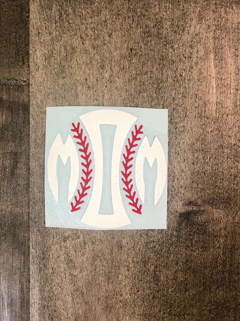 Pu&ograve; includere: Adesivo bianco a tema baseball con un design a cucitura rossa. L'adesivo presenta una lettera "I" bianca centrale affiancata da due cuciture di baseball stilizzate in rosso. Il design &egrave; ambientato su uno sfondo azzurro.