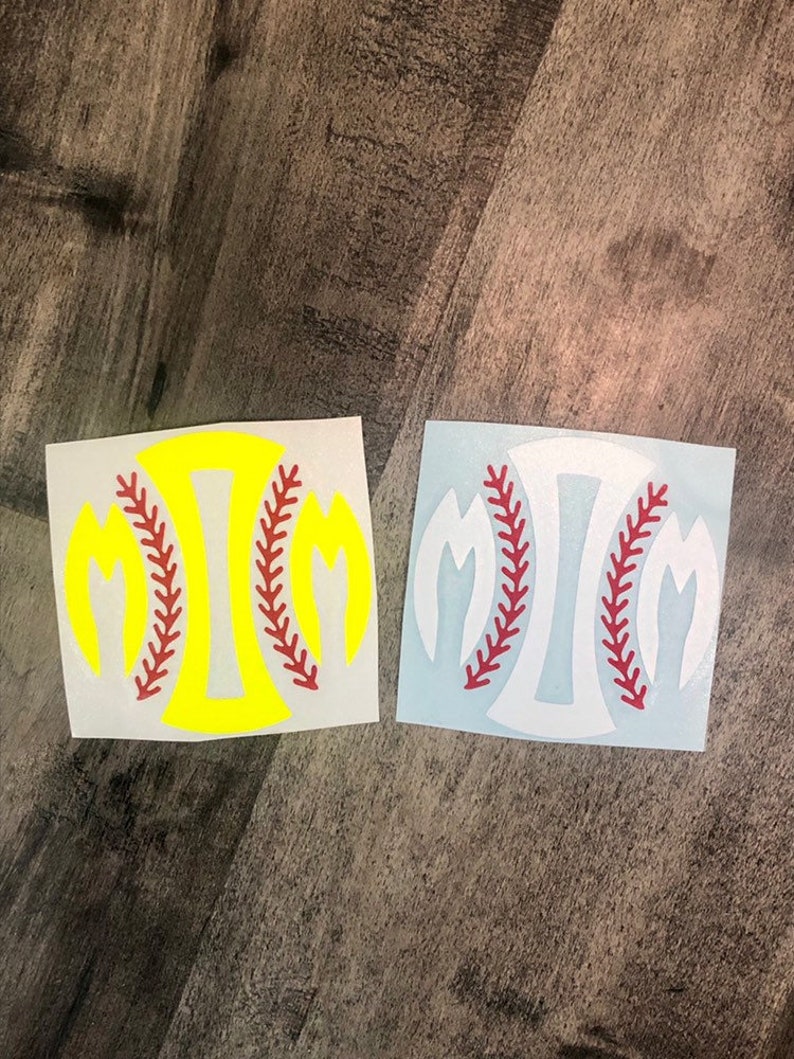 Pu&ograve; includere: Due decalcomanie a tema softball. Una &egrave; gialla con un design di cucitura da baseball rosso, e l'altra &egrave; bianca con un design di cucitura da baseball rosso. Le decalcomanie sono quadrate e si trovano su una superficie di legno.