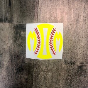 Pu&ograve; includere: Un adesivo a tema baseball giallo e rosso. Il design presenta una forma di baseball gialla con cuciture rosse e una lettera "I" centrale. L'adesivo &egrave; su sfondo bianco.