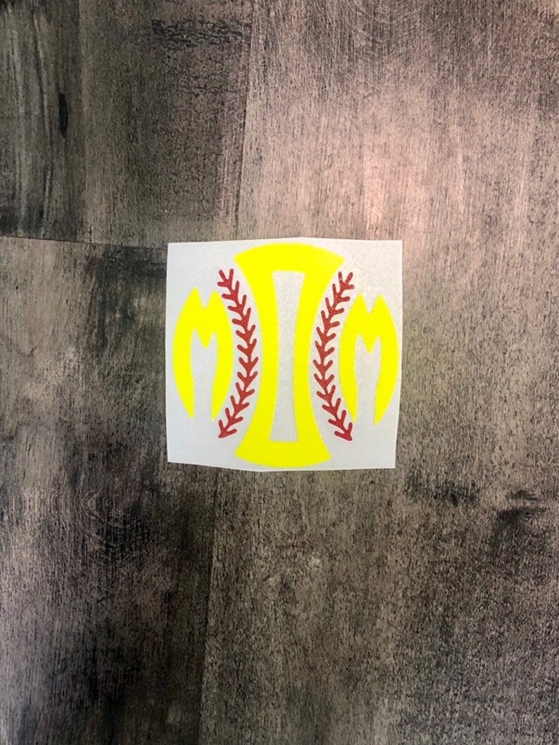 Pu&ograve; includere: Un adesivo a tema baseball giallo e rosso. Il design presenta una forma di baseball gialla con cuciture rosse e una lettera "I" centrale. L'adesivo &egrave; su sfondo bianco.