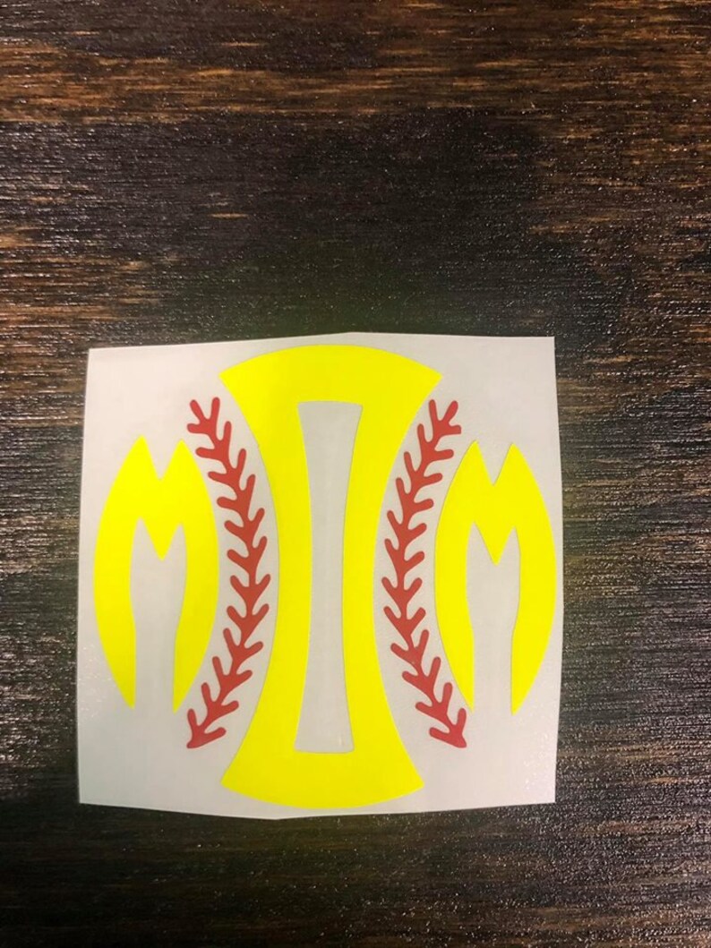 Pu&ograve; includere: Un adesivo a tema baseball giallo e rosso. Il design presenta una lettera "I" gialla al centro, affiancata da due forme "M" gialle. Dettagli rossi simili a cuciture sono su entrambi i lati della "I".