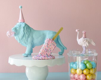 Sweet Birthday Party with  Party Animal Cake Toppers and Safari Centerpieces / Sweet Safari Party