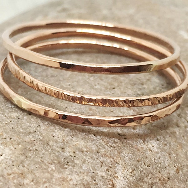 Anillos apilables anillos de oro rosa anillos martillados apilables anillos delicados delgados / anillos delgados rellenos de oro rosa de 14 qt anillos de oro rosa texturizados
