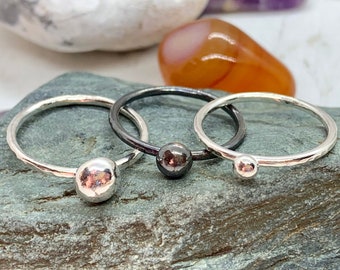 Organic molten silver pebble rings stackable. Sterling silver hammered stacking rings, melted sterling silver nuggets. Minimalist jewellery.