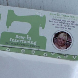 Puede incluir: Un paquete blanco de entretela para coser para usar con Lori Holt Sew Simple Shapes y reglas especializadas Bee in my Bonnet. El paquete presenta un gr&aacute;fico de m&aacute;quina de coser verde y una foto de Lori Holt.