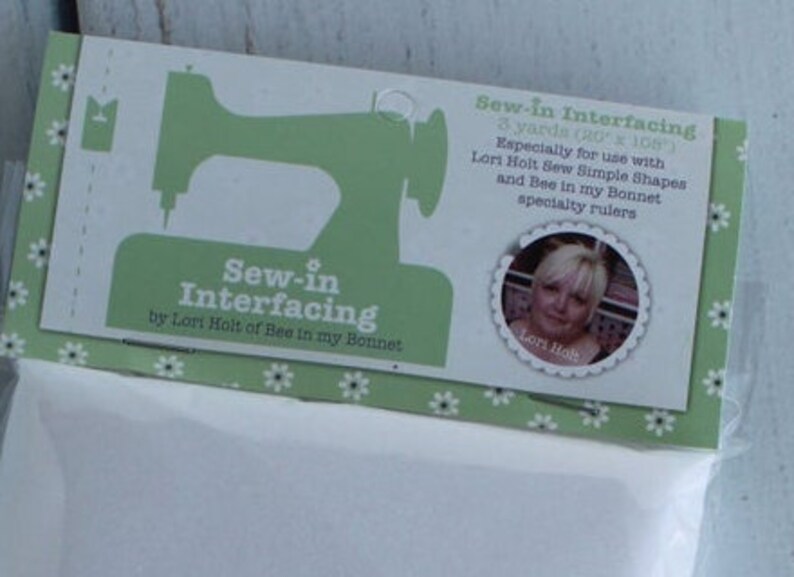 Puede incluir: Un paquete blanco de entretela para coser para usar con Lori Holt Sew Simple Shapes y reglas especializadas Bee in my Bonnet. El paquete presenta un gr&aacute;fico de m&aacute;quina de coser verde y una foto de Lori Holt.