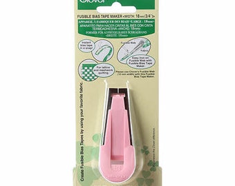 以下が含まれることがあります： 白のハンドルと緑のクローバーのロゴが付いたピンクのプラスチック製のバイアステープメーカー。パッケージには、バイアステープを作成して縫製プロジェクトに使用するための手順が記載されています。パッケージのテキストには、「Fusible Bias Tape Maker（幅：18mm（3/4））」「Art No. 4014」と記載されています。