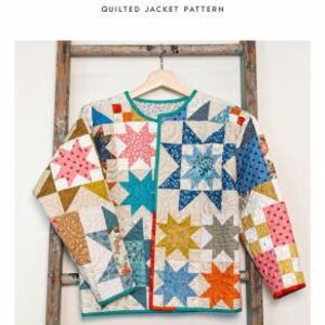 Puede incluir: Un patrón de chaqueta acolchada colorido llamado "Beachcomber" de Laundry Basket Quilts. La chaqueta presenta un diseño de patchwork con estrellas y formas geométricas en tonos de azul, amarillo, naranja, rosa y marrón.
