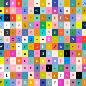 Könnte beinhalten: Ein lebendiges, farbenfrohes abstraktes Design, das aus zahlreichen Quadraten besteht, die jeweils Buchstaben, Zahlen und Symbole enthalten. Die Quadrate sind in einer Vielzahl von leuchtenden Farben gehalten und erzeugen ein visuell ansprechendes Muster. Der Gesamteffekt erinnert an ein modernes Kunstwerk.