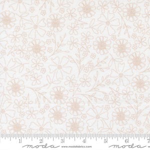 Può includere: Tessuto color crema con un motivo ripetuto di fiori e foglie color beige. Il design include fiori di varie dimensioni e steli delicati, creando una stampa floreale. Il tessuto ha un righello lungo il bordo inferiore.