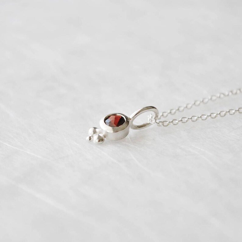 zarte Kette Brautschmuck romantisch Hochzeit f\u00fcr Sie Kette mit Anh\u00e4nger Edelsteinanh\u00e4nger im Rosenschliff dunkelroter Granat Anh\u00e4nger