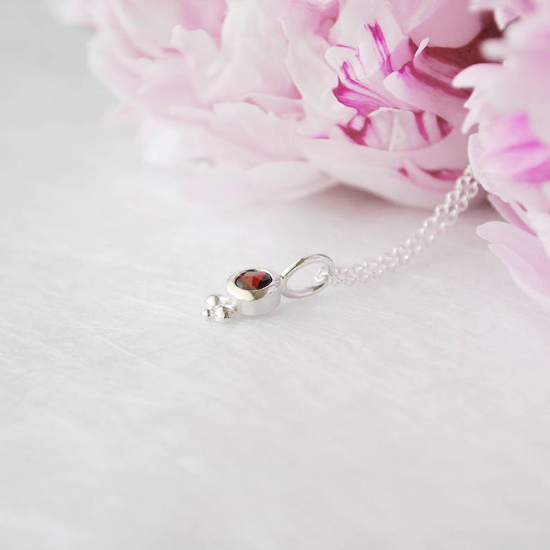 zarte Kette Brautschmuck romantisch Hochzeit f\u00fcr Sie Kette mit Anh\u00e4nger Edelsteinanh\u00e4nger im Rosenschliff dunkelroter Granat Anh\u00e4nger