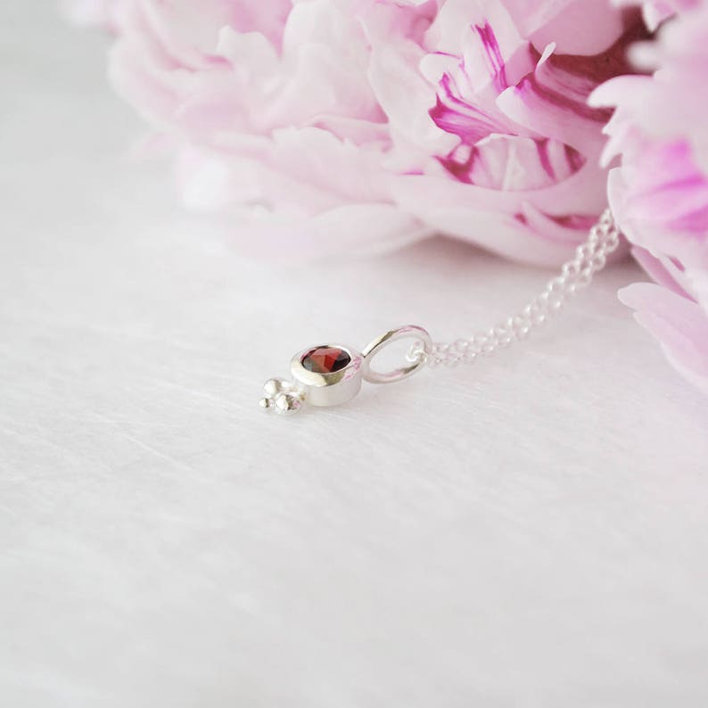 zarte Kette Brautschmuck romantisch Hochzeit f\u00fcr Sie Kette mit Anh\u00e4nger Edelsteinanh\u00e4nger im Rosenschliff dunkelroter Granat Anh\u00e4nger