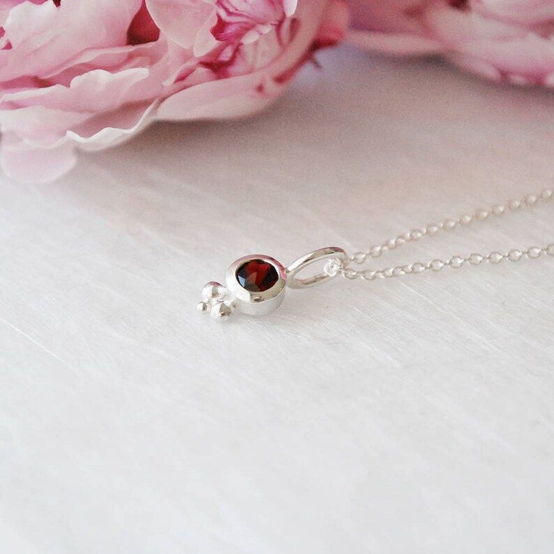 zarte Kette Brautschmuck romantisch Hochzeit f\u00fcr Sie Kette mit Anh\u00e4nger Edelsteinanh\u00e4nger im Rosenschliff dunkelroter Granat Anh\u00e4nger