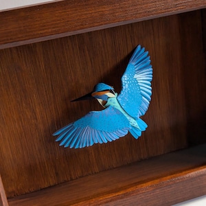 Königin. Scherenschnitt Skulptur Eisvogel mit Rahmen.