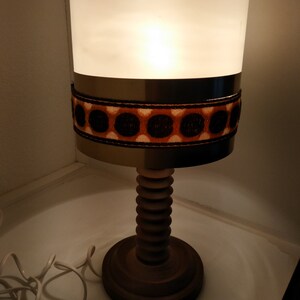 DISCOUNT Vintage-Lampe braune Farbe Kunststoff und Metall mit Holzfuß Bild 4