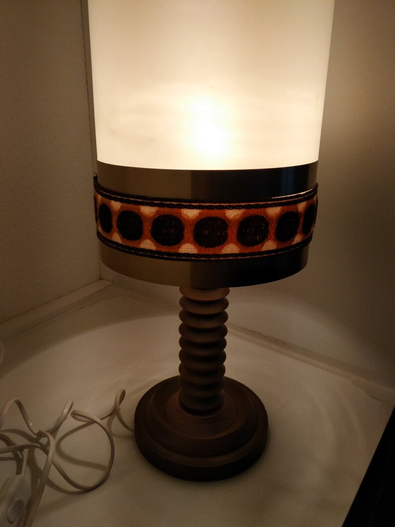 DISCOUNT Vintage-Lampe braune Farbe Kunststoff und Metall mit Holzfuß Bild 4