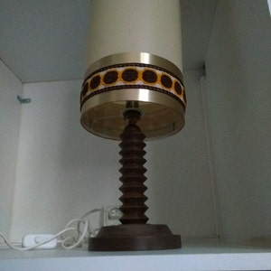 DISCOUNT Vintage-Lampe braune Farbe Kunststoff und Metall mit Holzfuß Bild 3