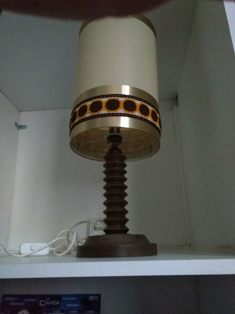 DISCOUNT Vintage-Lampe braune Farbe Kunststoff und Metall mit Holzfuß Bild 3