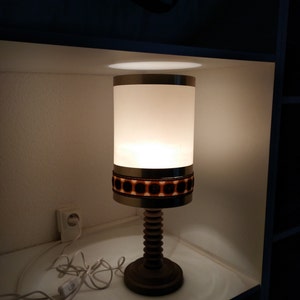 DISCOUNT Vintage-Lampe braune Farbe Kunststoff und Metall mit Holzfuß Bild 2