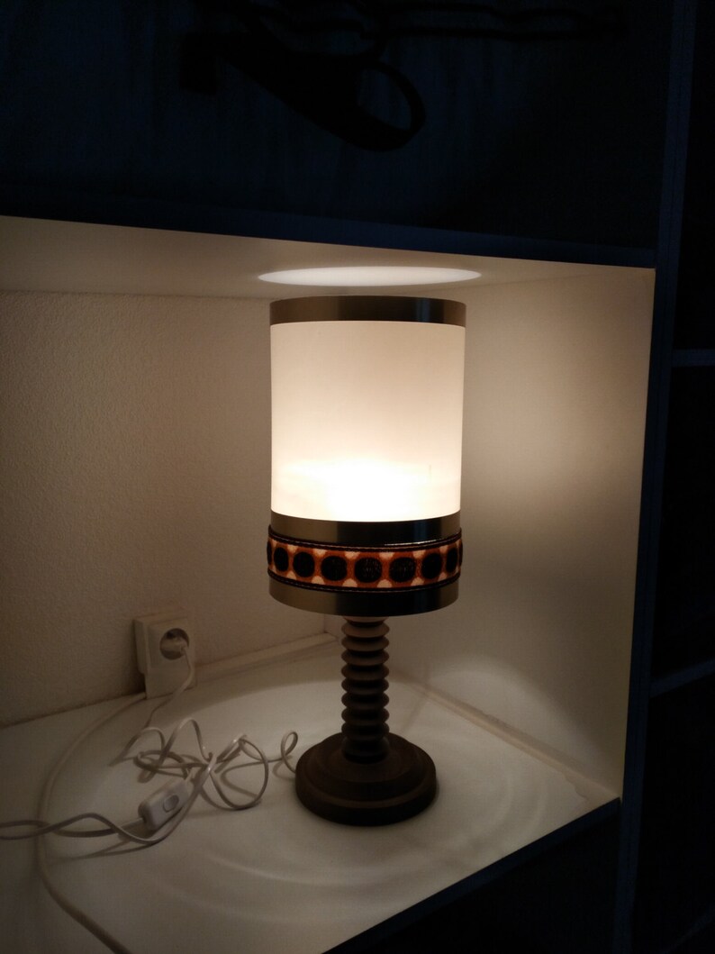 DISCOUNT Vintage-Lampe braune Farbe Kunststoff und Metall mit Holzfuß Bild 2