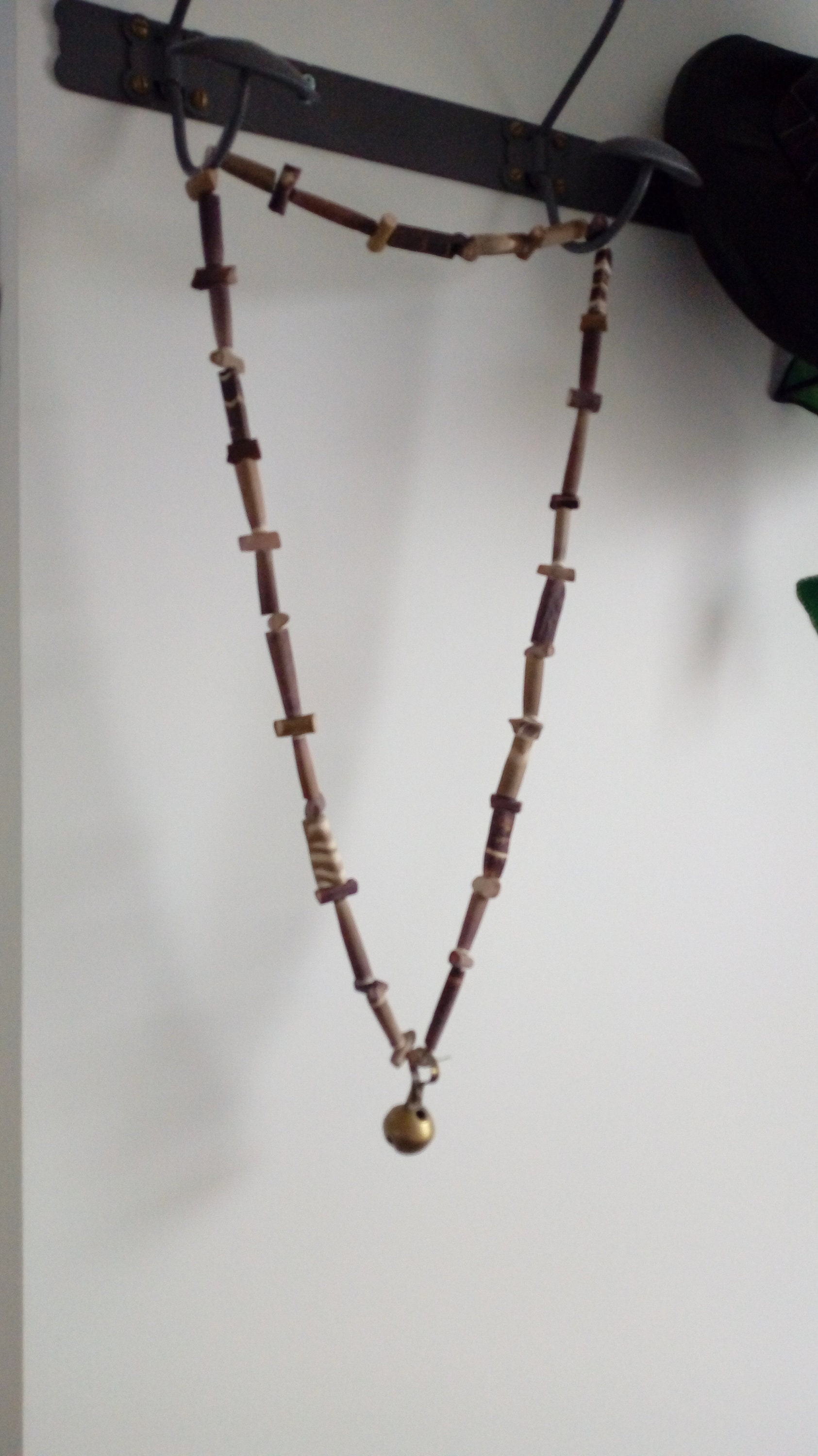 Collier Guirlande Faite avec Des Pics d'oursin et Jolie Clochette en Cuivre Qui Fonctionne Teintes M