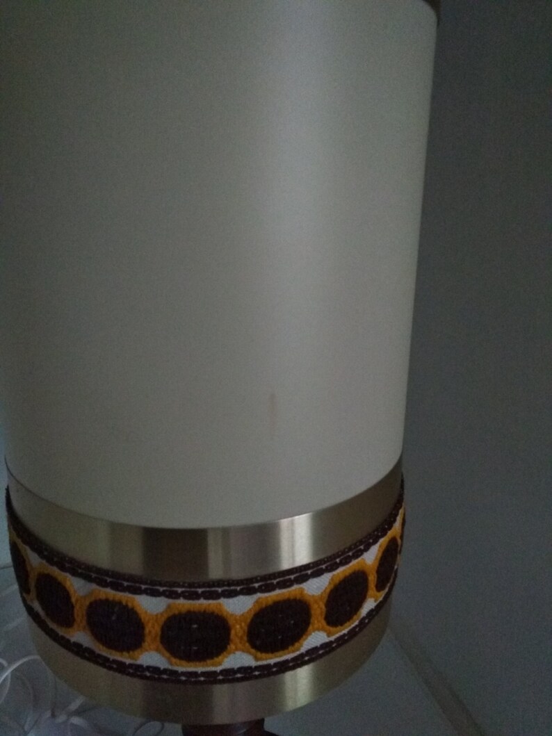 DISCOUNT Vintage-Lampe braune Farbe Kunststoff und Metall mit Holzfuß Bild 5