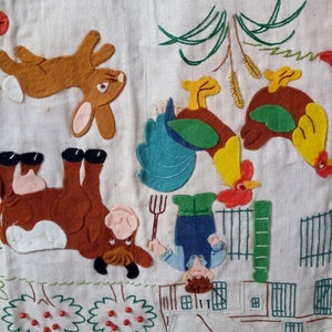 Ciel de lit enfant en toile beige doublée thème de la ferme réalisée avec de la feutrine de couleurs collée, peut-être utilisé en rideaux image 6